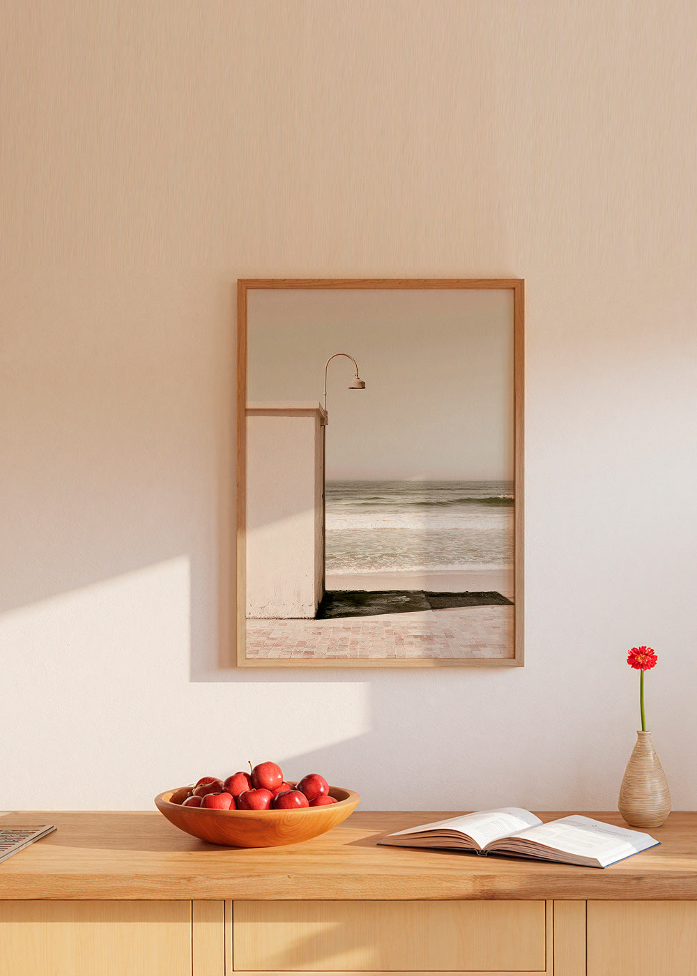 Landskapskonst strand med vägglampa