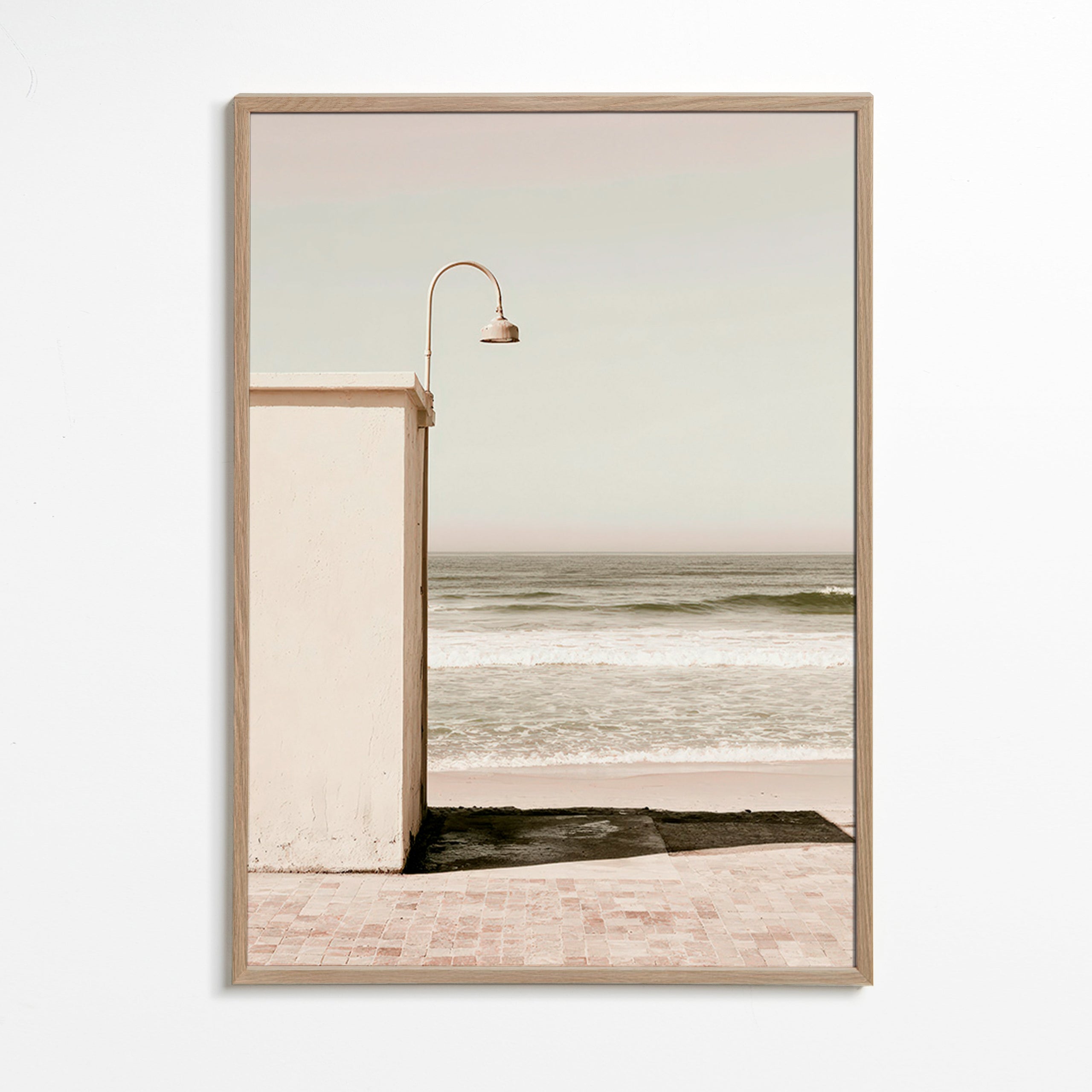 Landskapskonst strand med vägglampa