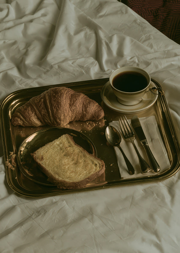 Kökskonst med frukost på bricka