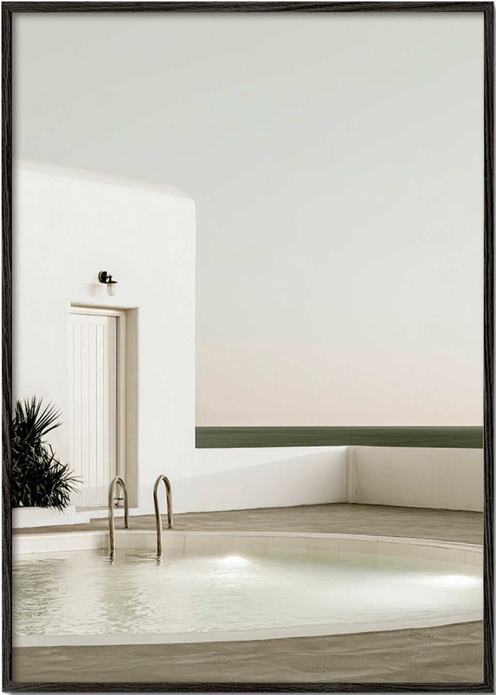 Fotografi av minimalistisk pool och vit arkitektur