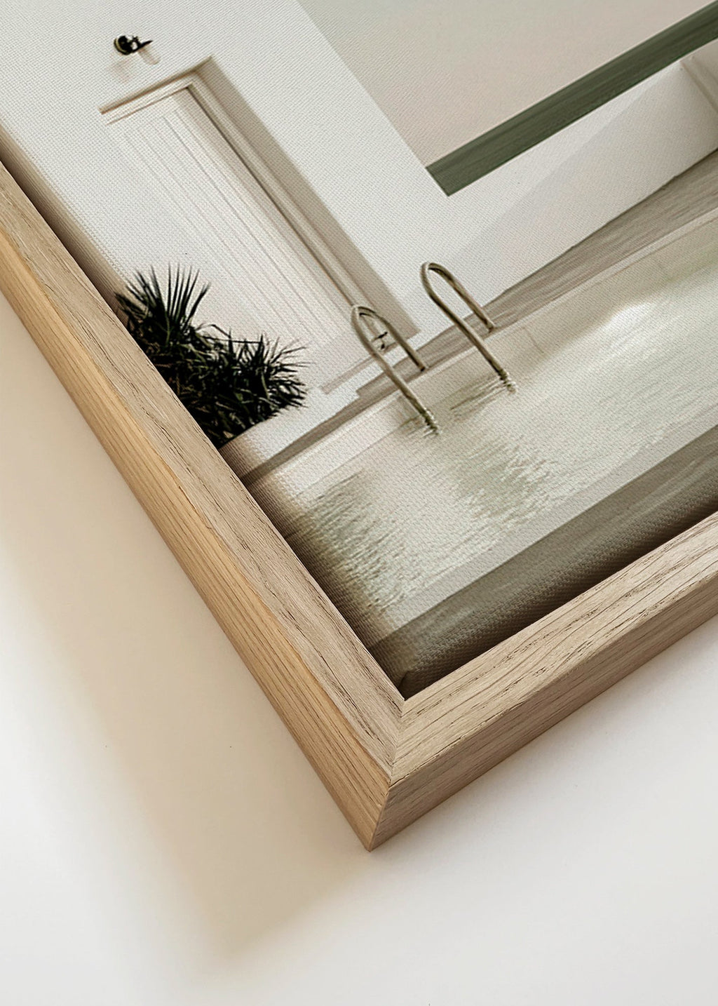 Fotografi av minimalistisk pool och vit arkitektur
