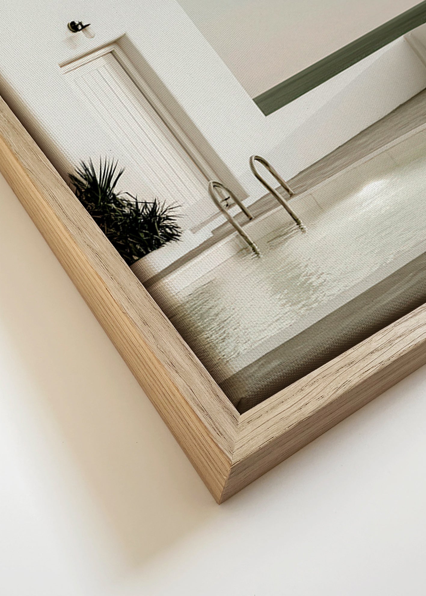 Fotografi av minimalistisk pool och vit arkitektur
