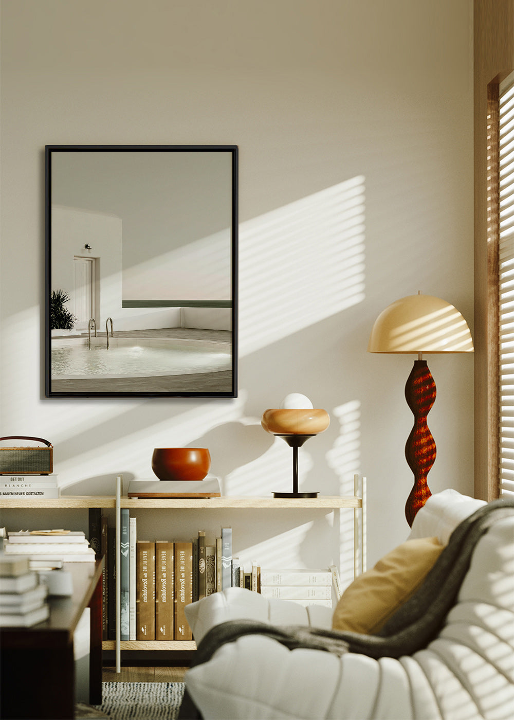 Fotografi av minimalistisk pool och vit arkitektur