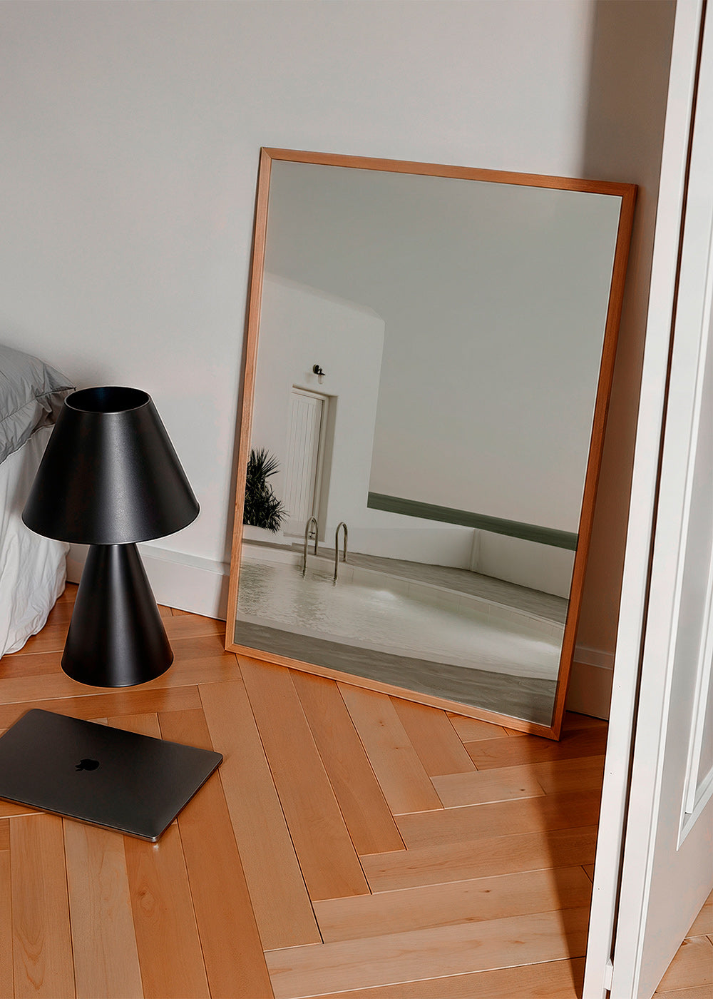 Fotografi av minimalistisk pool och vit arkitektur