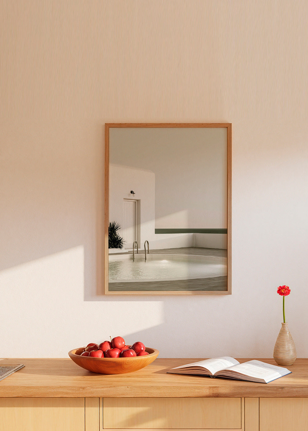 Fotografi av minimalistisk pool och vit arkitektur