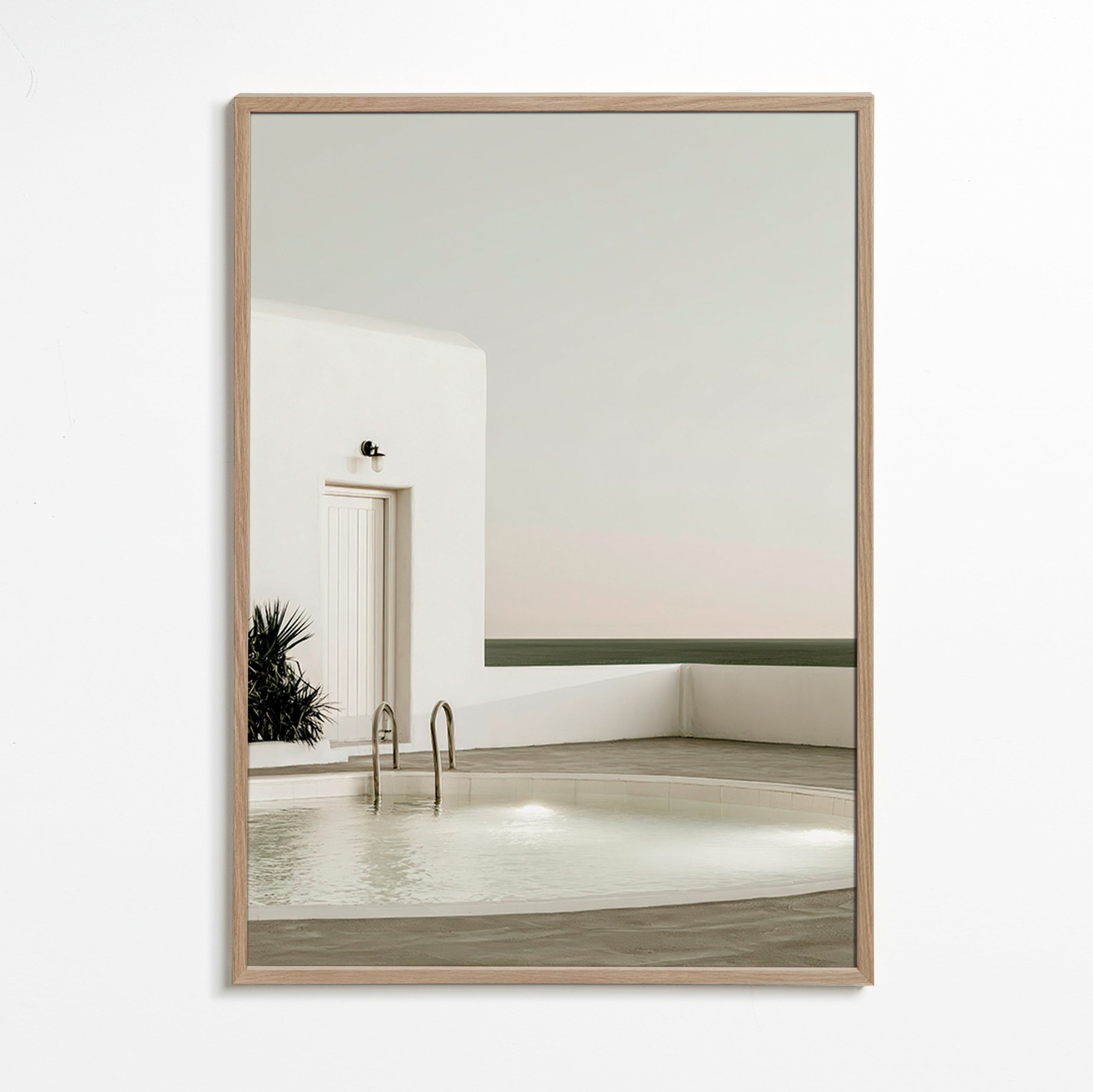 Fotografi av minimalistisk pool och vit arkitektur