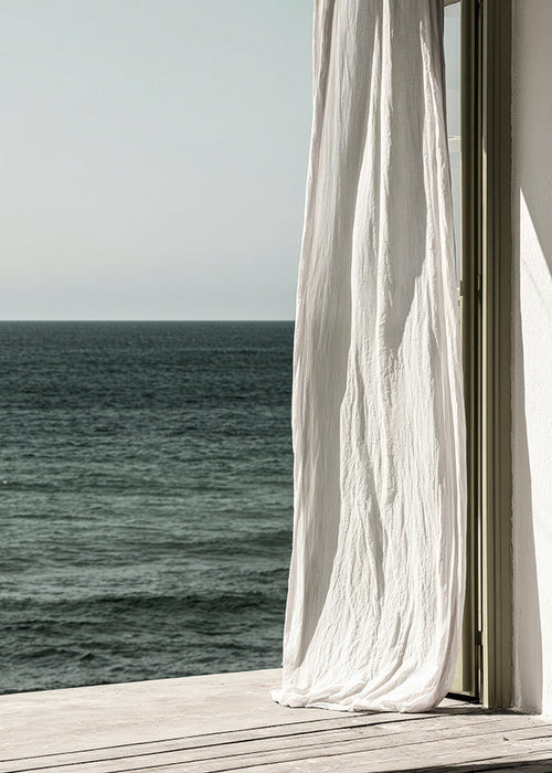 Landskapskonst med gardin vid havet