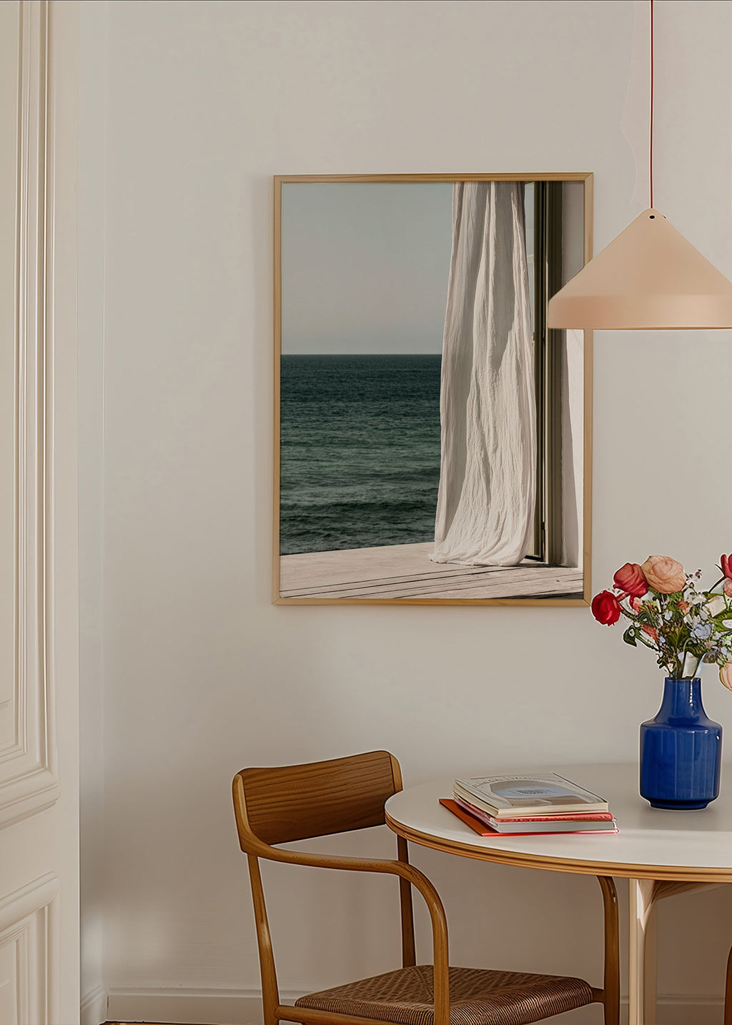 Landskapskonst med gardin vid havet