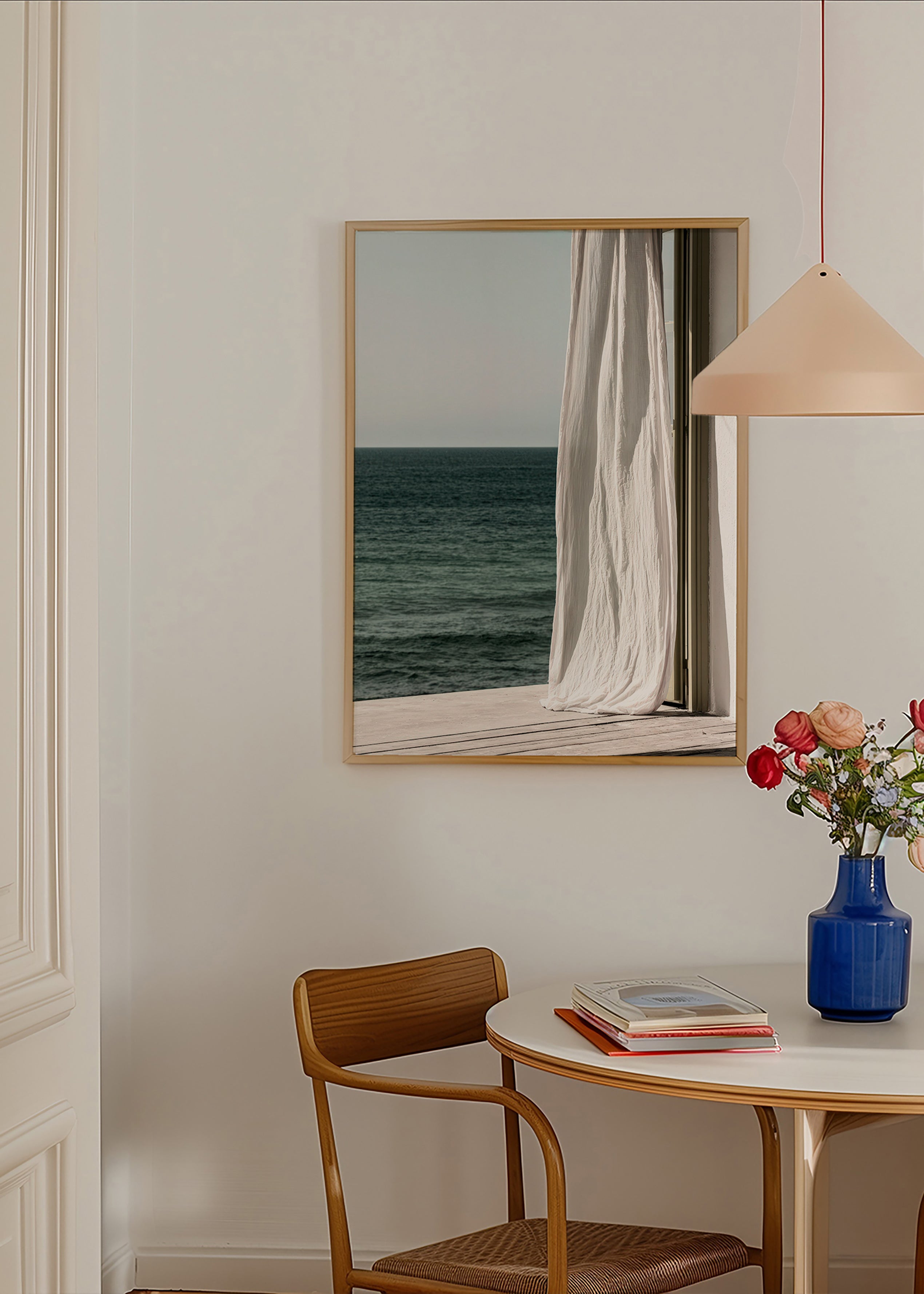 Landskapskonst med gardin vid havet