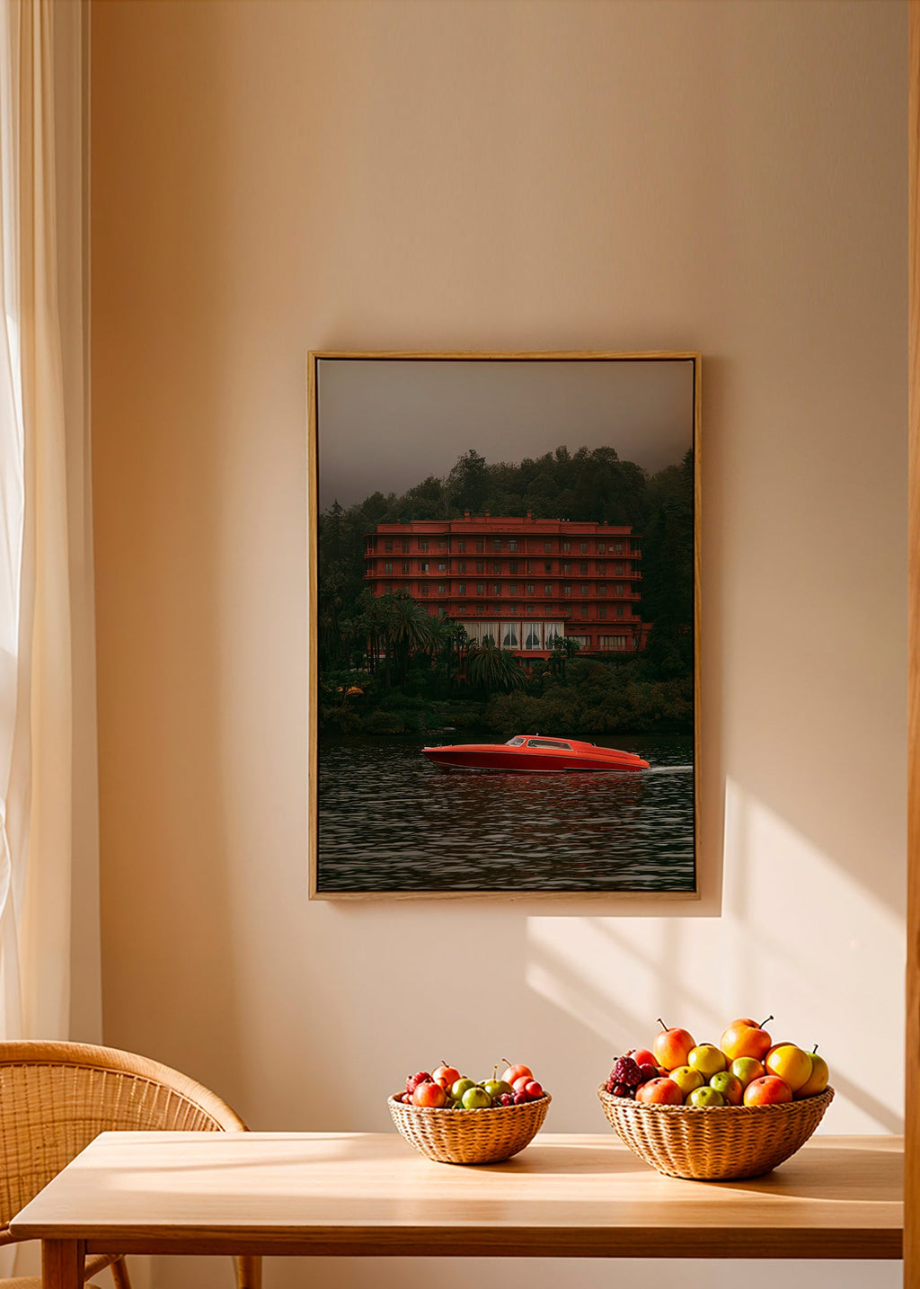 Landskapskonst med rött hotell och snabb båt