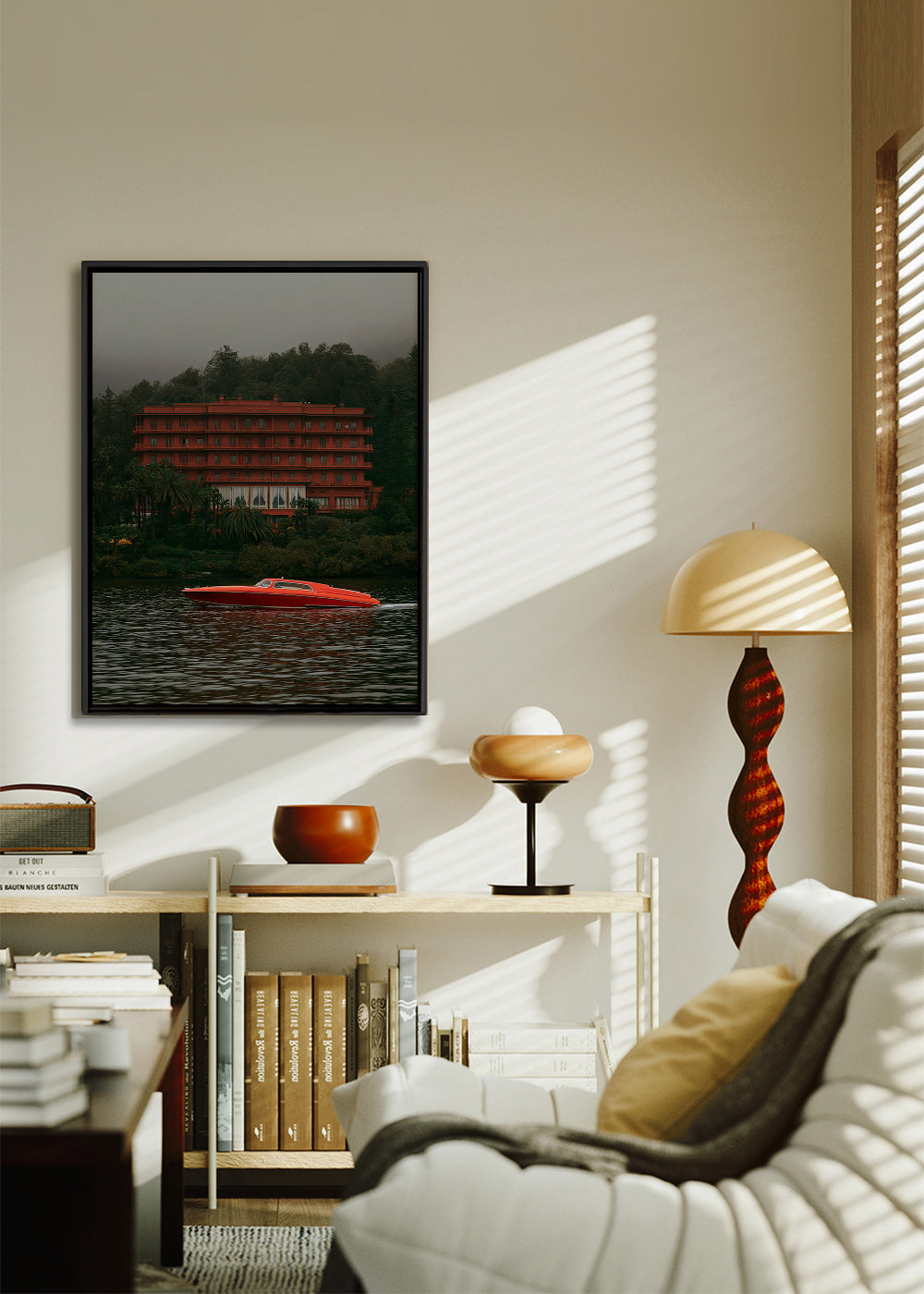 Landskapskonst med rött hotell och snabb båt