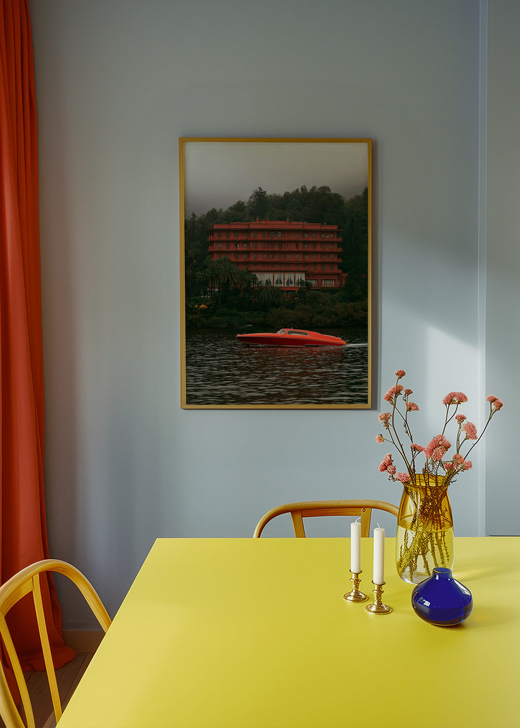 Landskapskonst med rött hotell och snabb båt