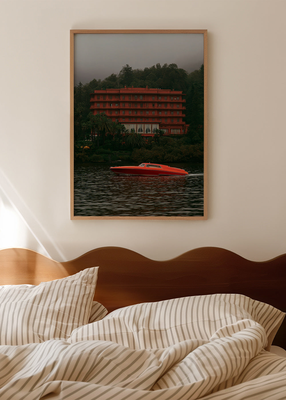 Landskapskonst med rött hotell och snabb båt