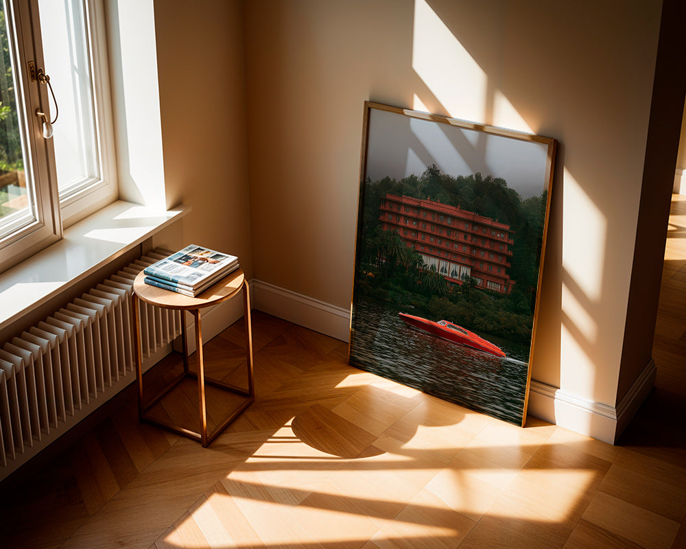 Landskapskonst med rött hotell och snabb båt
