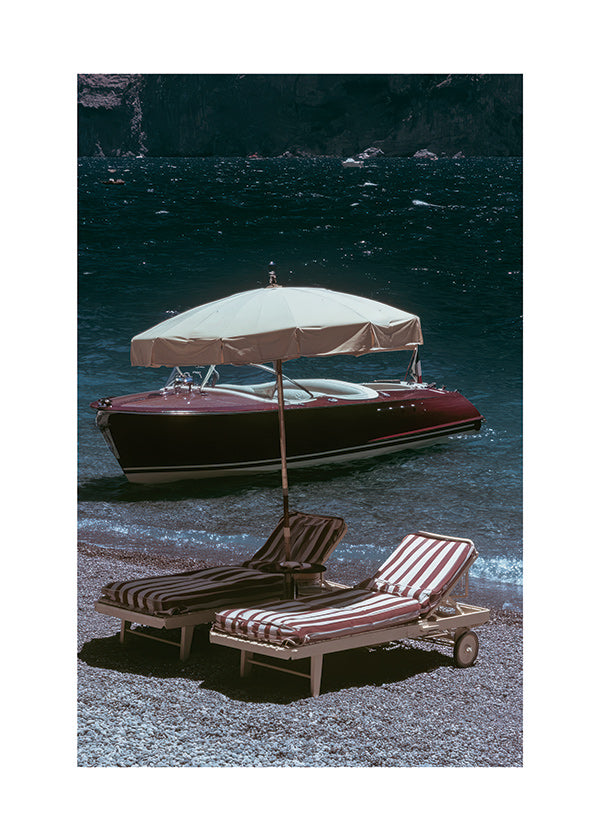 Landskapskonst med klassisk båt och solstolar vid stranden