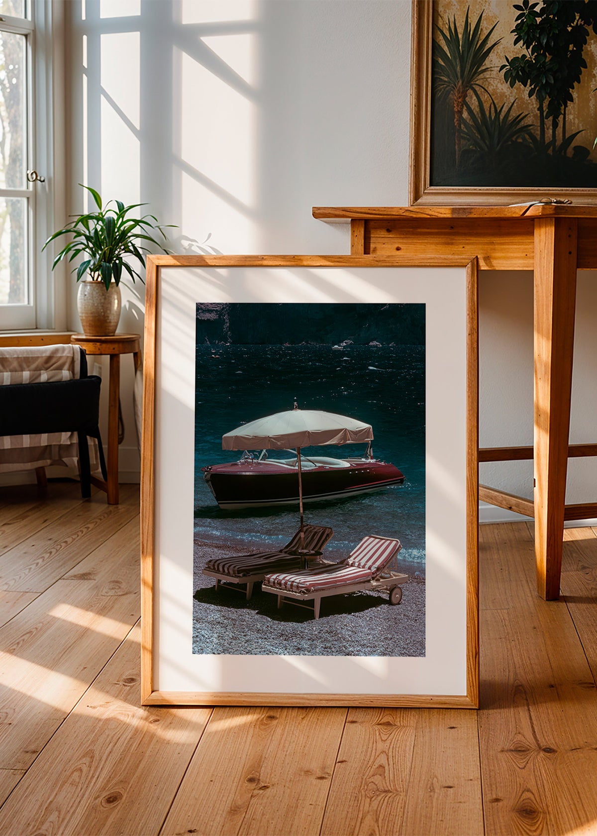 Landskapskonst med klassisk båt och solstolar vid stranden