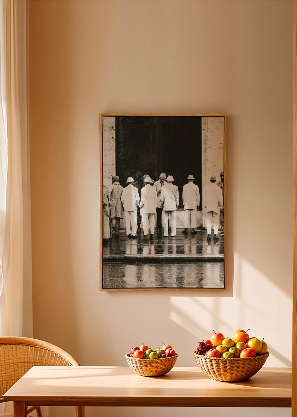 Svartvit fotografi av män bakifrån i regnet