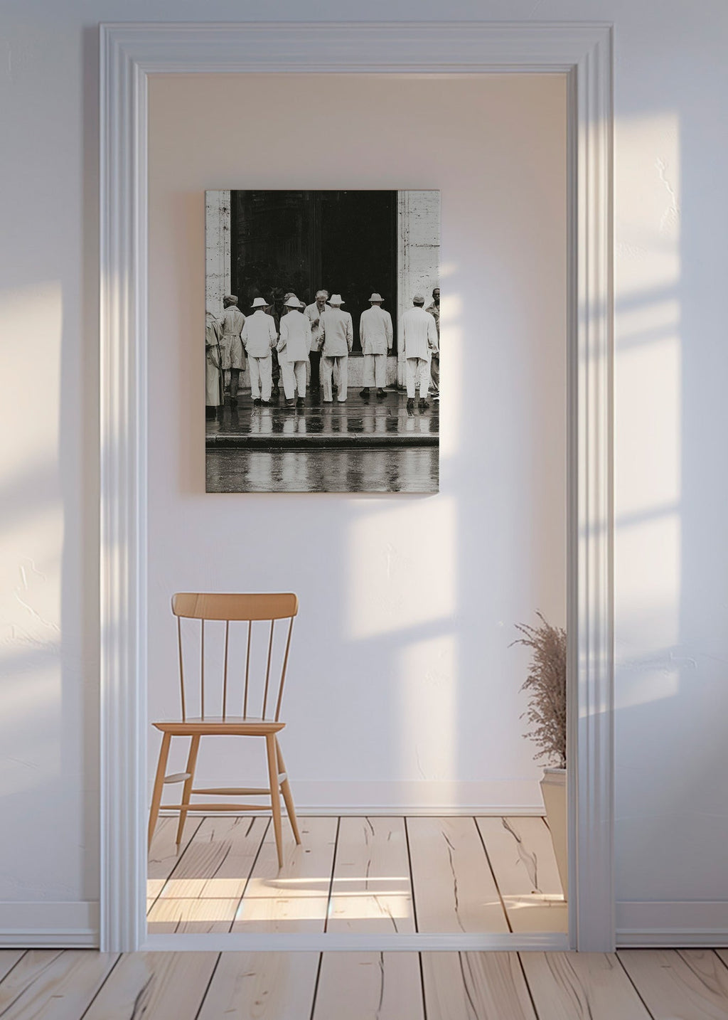 Svartvit fotografi av män bakifrån i regnet