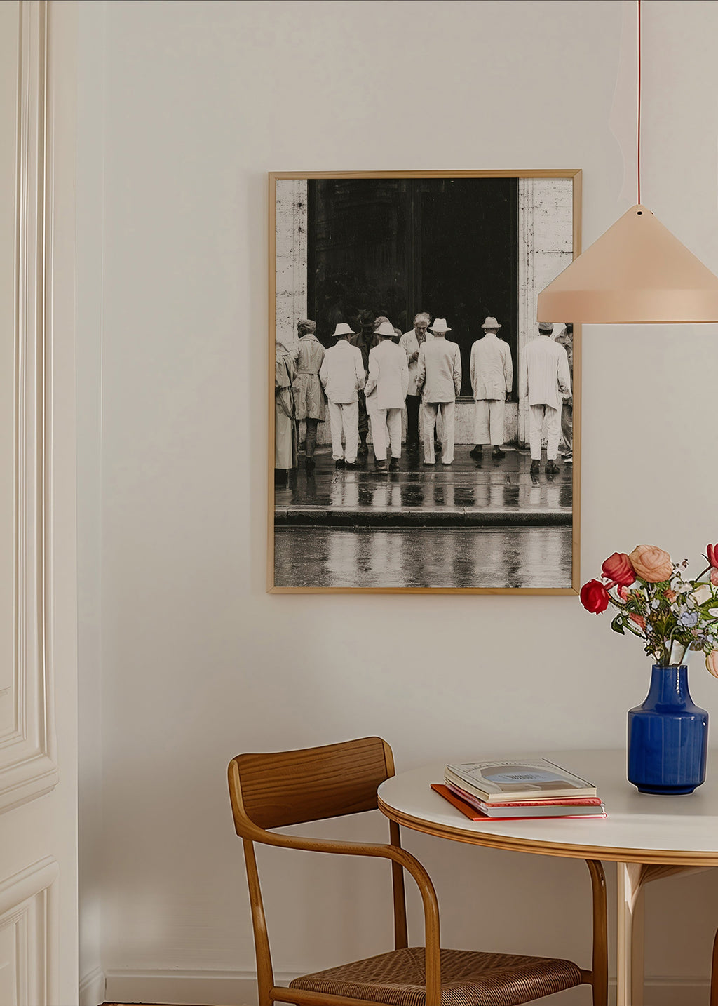 Svartvit fotografi av män bakifrån i regnet