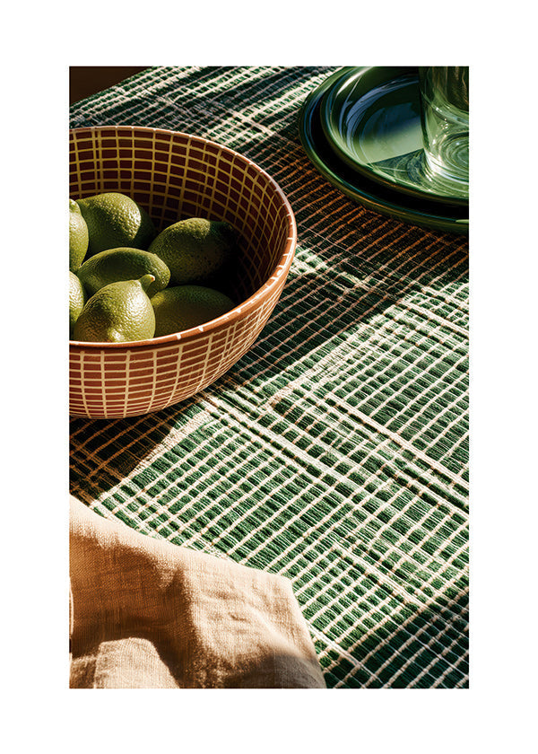 Kökskonst med lime i skål och grafiskt tyg