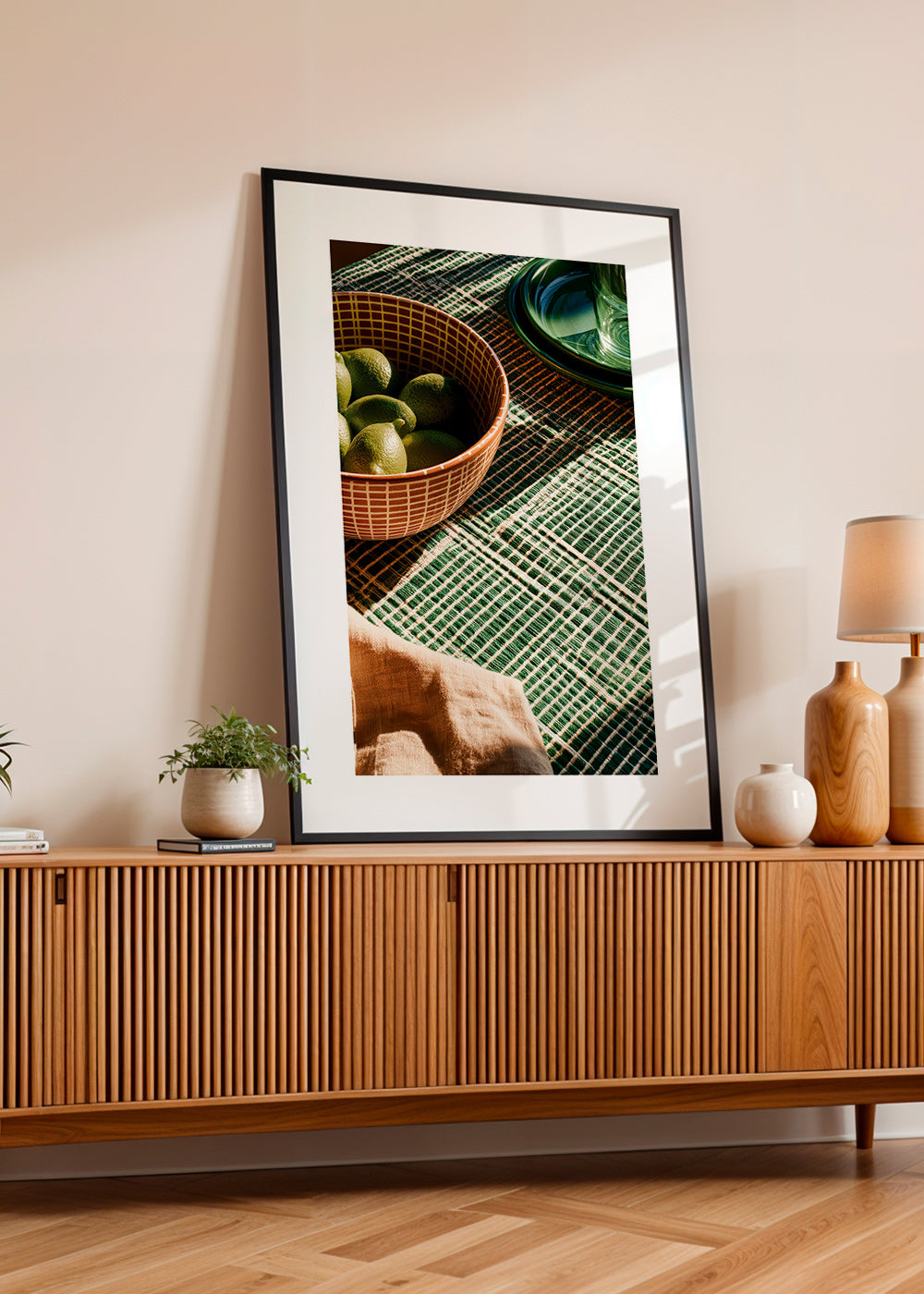 Kökskonst med lime i skål och grafiskt tyg