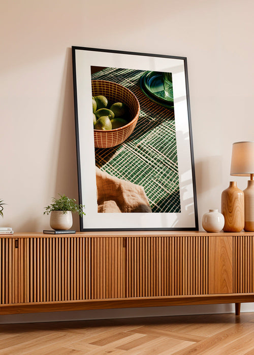 Kökskonst med lime i skål och grafiskt tyg
